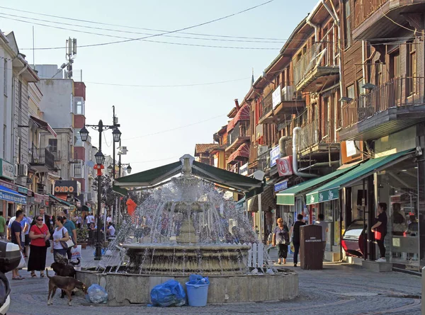 Menschen gehen am Brunnen in edirne — Stockfoto