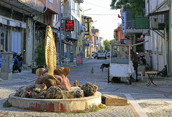 Homme vendre quelque chose à sculptures décoratives représentant le poisson — Photo