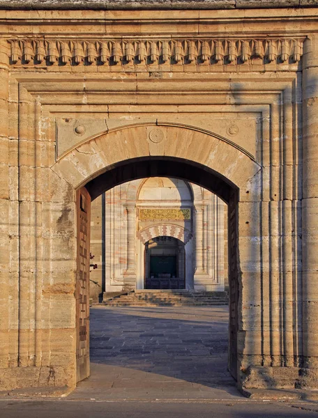 A entrada para a Mesquita Selimiye em Edirne — Fotografia de Stock