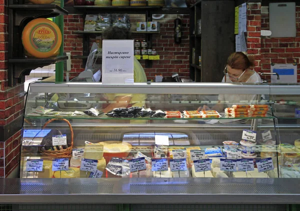 Donna sta vendendo formaggio sul mercato di strada a Sofia — Foto Stock