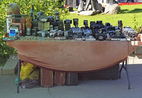 Homem está vendendo fotocâmeras antigas ao ar livre em Sofia, Bulgária — Fotografia de Stock