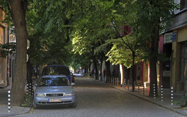 As pessoas estão andando pela rua estreita em Sofia, Bulgária — Fotografia de Stock