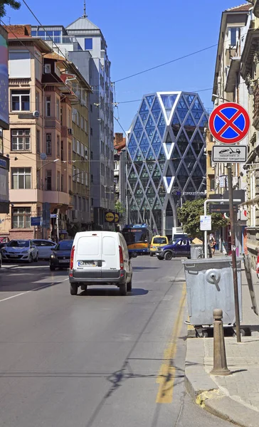 Människor ridning i bilar av centrum i Sofia — Stockfoto