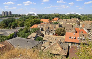 Cityscape Novi Sad, Sırbistan. Petrovaradin kale görüntülemek