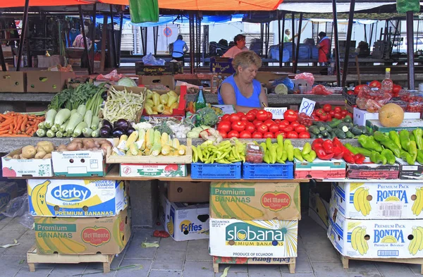 Woman is selling vegetables at street market in Novi Sad — Stock Photo, Image