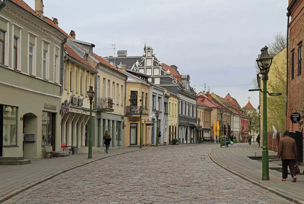 Люди идут мимо старого города Каунаса, Литва — стоковое фото