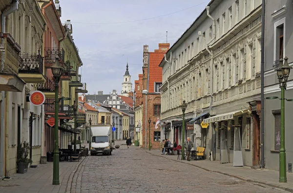 Lidé chodí do starého města Kaunas, Litva — Stock fotografie