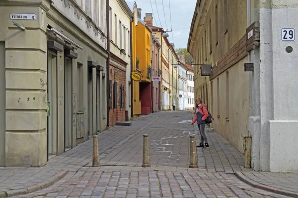Fille fume en plein air dans le vieux de Kaunas — Photo