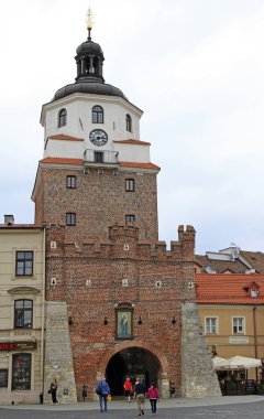 Lublin, Polonya için Cracow kapısında insanlar yürüyor