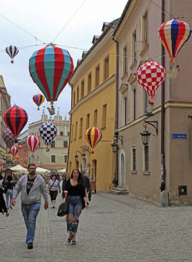 Lublin, Polonya eski şehir tarafından insanlar yürüyor