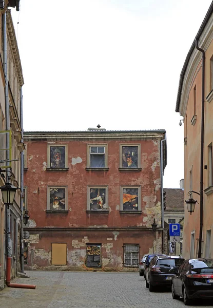 Bilder in Fensterportalen des Gebäudes — Stockfoto