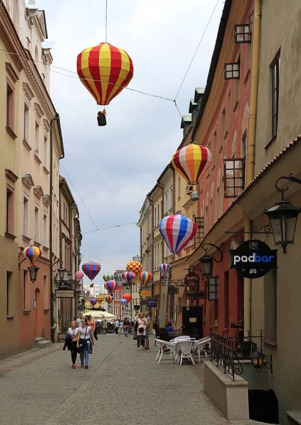 Lidé chodí kolem starého města Lublin, Polsko — Stock fotografie