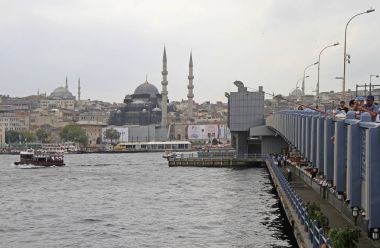 Istanbul, Türkiye'de Galata Köprüsü'nden insanlar Balık tutma