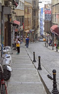 insanlar tarafından Istanbul, Türkiye'de dar sokakta yürüyor