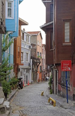 insanlar tarafından Istanbul, Türkiye'de dar sokakta yürüyor