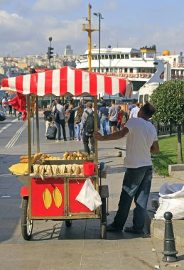 adam kızarmış Mısır ve kestane Istanbul'da açık satmaktadır
