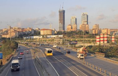 Istanbul Cityscape yakındaki Uzunçayir Metrobus istasyonu