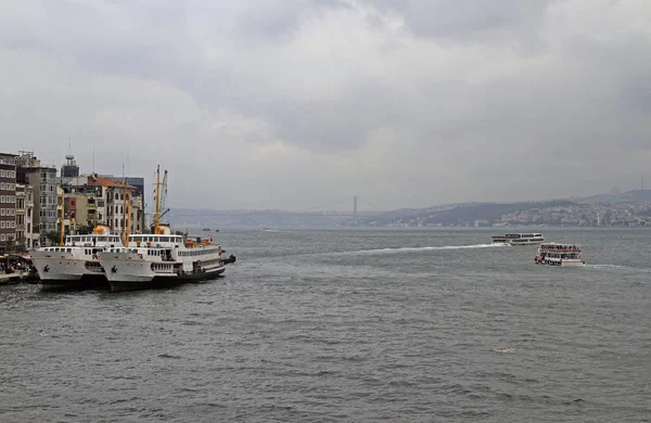 Karakoy ferry terminal in het centrum van Istanboel, Turkije — Stockfoto
