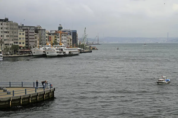 Karakoy ferry terminal in het centrum van Istanboel, Turkije — Stockfoto