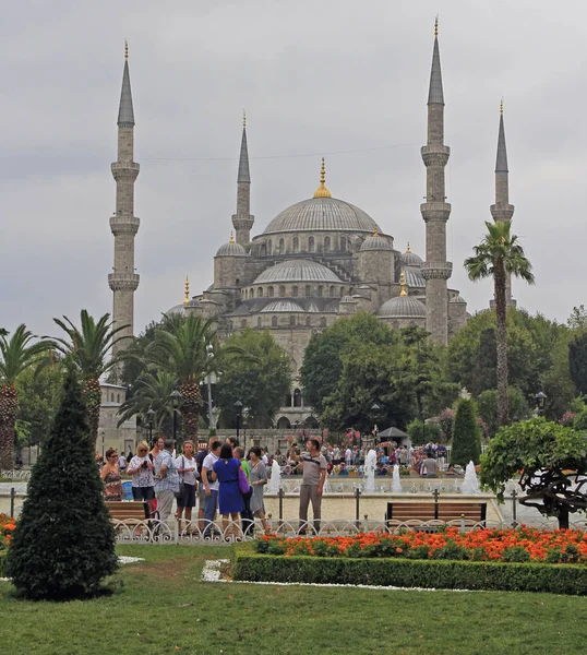 People are walking at Blue mosque in Istanbul, Turkey — Stock Photo, Image