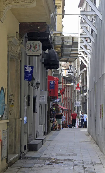 Lidé chodí v úzké uličce v Istanbulu, Turecko — Stock fotografie