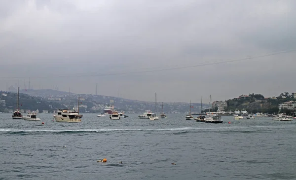 Kleine schepen in Gouden Hoorn baai, Istanbul — Stockfoto