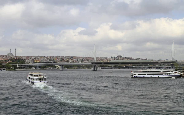Ships in Golden horn bay in Istanbul — Stock Photo, Image