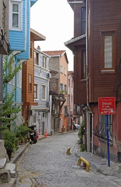 People are walking by the narrow street in Istanbul, Turkey — Stock Photo, Image