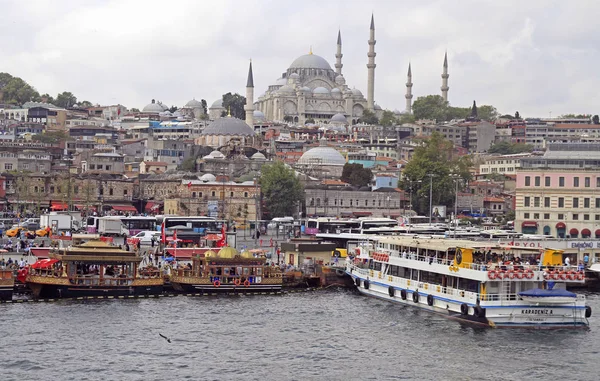 Passenger ships with tourists in Golden horn bay — Stock Photo, Image