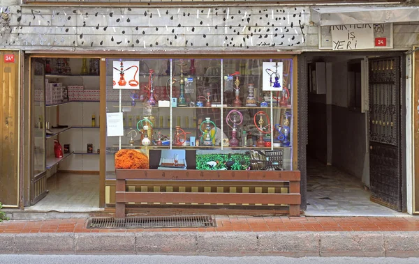 Vchod a okna obchod obchod vodní dýmka v Istanbulu — Stock fotografie