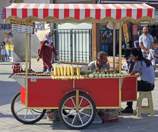 Hombre está vendiendo maíz frito y castaño al aire libre en Estambul —  Fotos de Stock