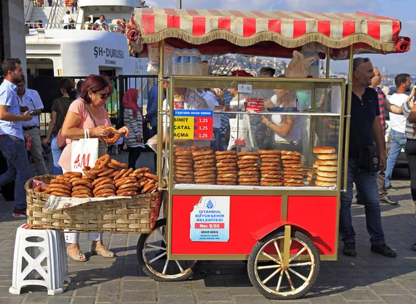 Turistler İstanbul 'un merkezi simit satın alıyor