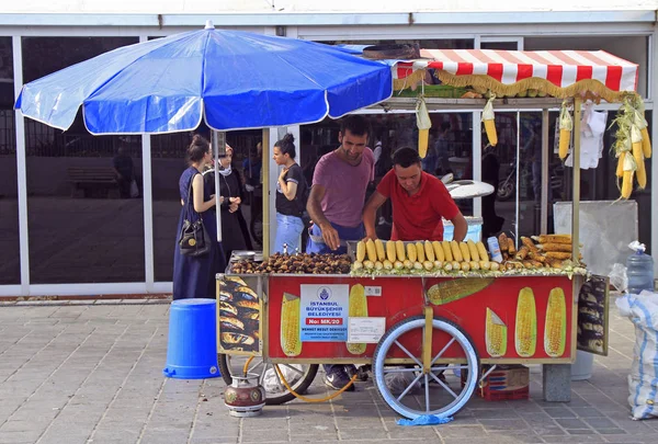 Hombre está vendiendo maíz frito y castaño al aire libre en Estambul —  Fotos de Stock