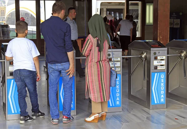 People are passing through wicket to ferry in Istanbul — Stock Photo, Image