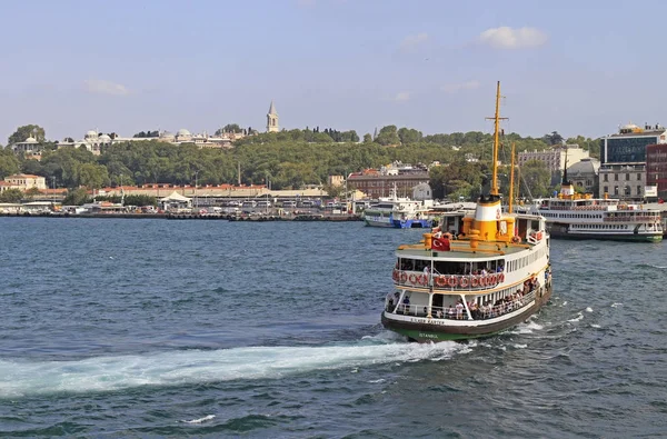 Passenger ships with tourists in Golden horn bay — Stock Photo, Image