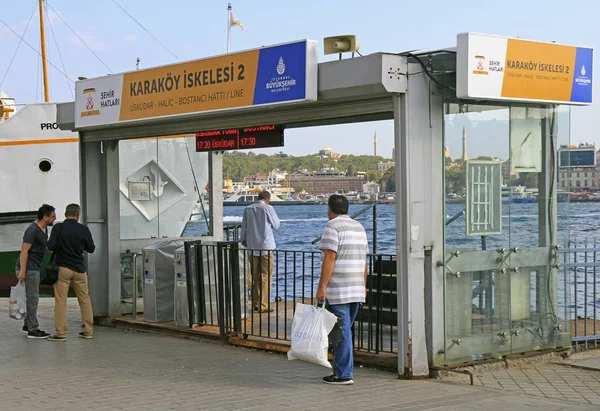 Mensen zijn passeren wicket naar ferry in Istanboel, Turkije — Stockfoto