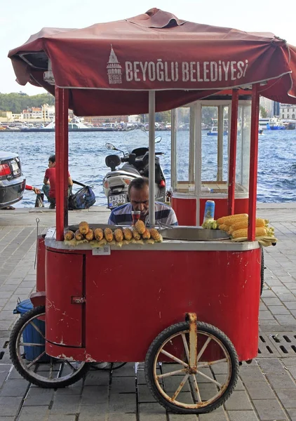 Man verkoopt gebakken maïs en kastanje buiten in Istanbul — Stockfoto