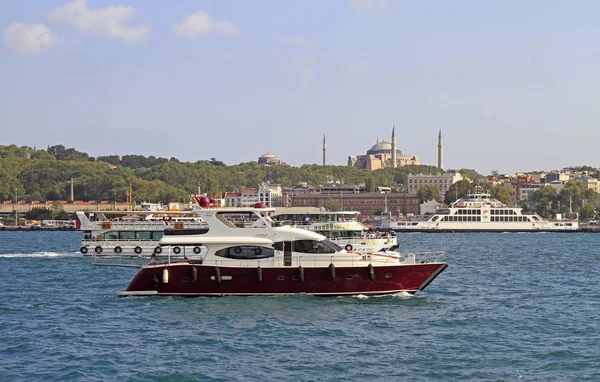 เรือโดยสารที่มีนักท่องเที่ยวในอ่าวโกลเด้นฮอร์น — ภาพถ่ายสต็อก