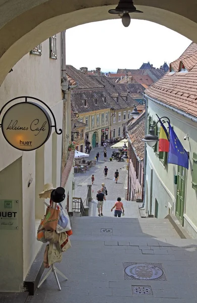 Lidé chodí po starém městě ve Sibiu, v Rumunsku — Stock fotografie