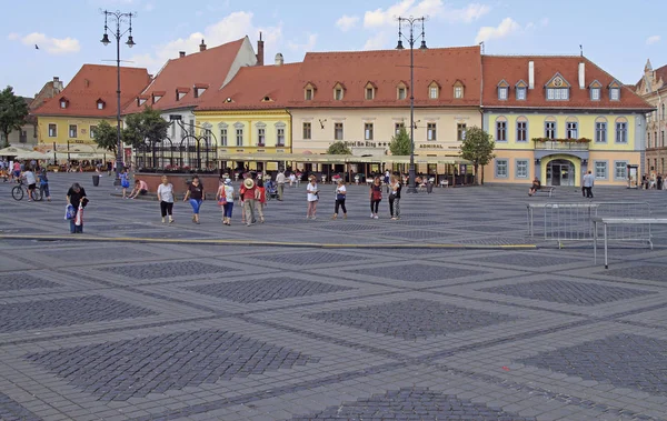 La gente está caminando por la plaza central en Sibiu, Rumania —  Fotos de Stock