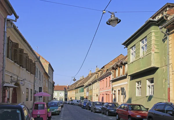 Rua estreita na cidade velha de Sibiu, Roménia — Fotografia de Stock