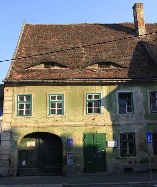 A casa velha com os olhos-como dormers no telhado — Fotografia de Stock