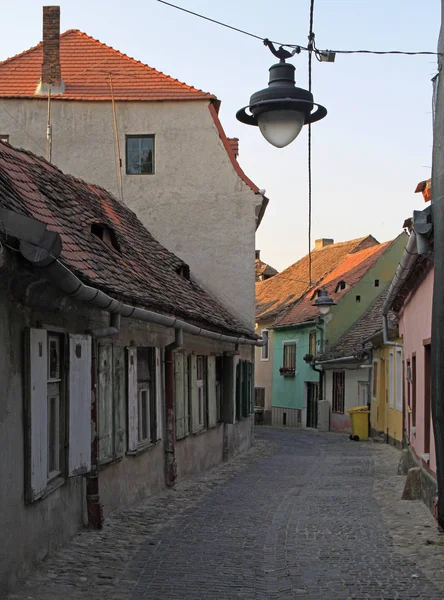 Calle estrecha en el casco antiguo de Sibiu — Foto de Stock