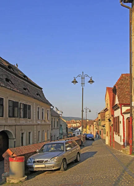 Enge straße in der altstadt sibiu — Stockfoto