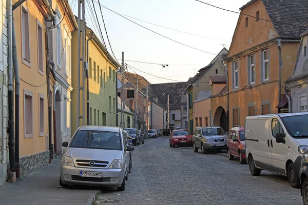 Úzká ulice ve starém městě Sibiu — Stock fotografie