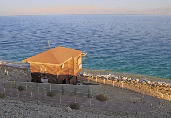 Refuge abandonné de sauveteurs sur le littoral de la mer Morte — Photo