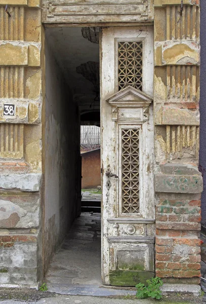 ウジツェ周辺の住宅の 1 つへの入り口 — ストック写真