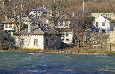 Buna Nehri'nin Riverside'da taş evler