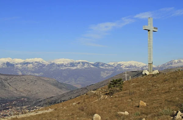 Τεράστιος Σταυρός στο βουνό βουητό σε Μόσταρ — Φωτογραφία Αρχείου