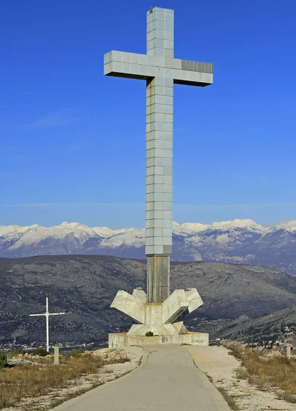 Huge cross on Hum Mountain in Mostar — Stock Photo, Image